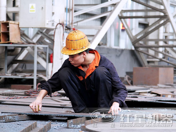 工人正在认真制造反击式华体会体育(中国)HTH·官方网站
