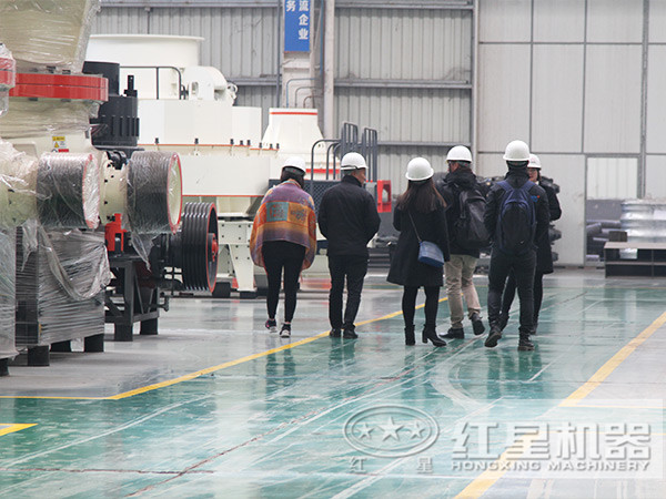 客户来厂参观制砂机