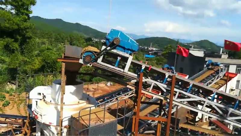 鹅卵石制沙现场